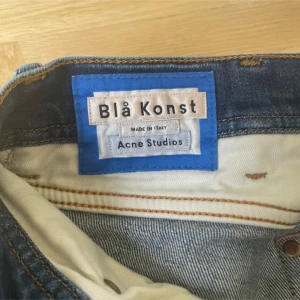 Blå jeans från Acne Studios - Snygga blå jeans från Acne Studios Blå Konst-kollektion. De har en klassisk femficksdesign och en stilren tvätt som ger en avslappnad look. Perfekta för en casual stil.