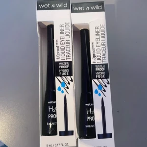 Wet n Wild Flytande Eyeliner - Två förpackningar av Wet n Wild H2O Proof Liquid Eyeliner i färgen Black Noir. Denna eyeliner är vattenfast och har en precisionsspets för enkel applicering. Perfekt för att skapa skarpa och hållbara linjer.