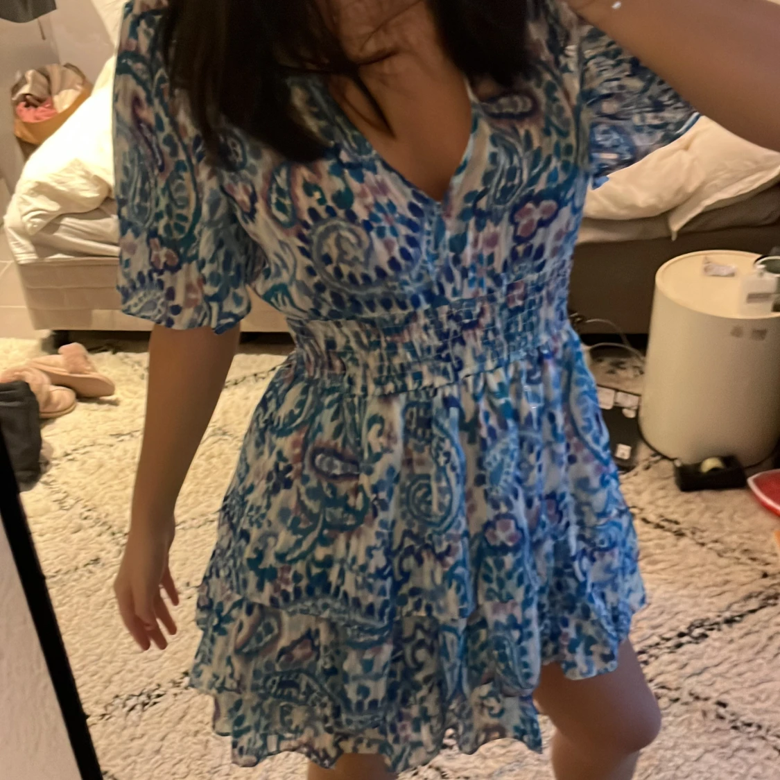 Blåmönstrad klänning med volangdetaljer