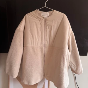 Beige fleecejacka från Carin Wester - Säljer en snygg beige fleecejacka från Carin Wester. Jackan har en dragkedja framtill och är långärmad. Helt oanvänd! 