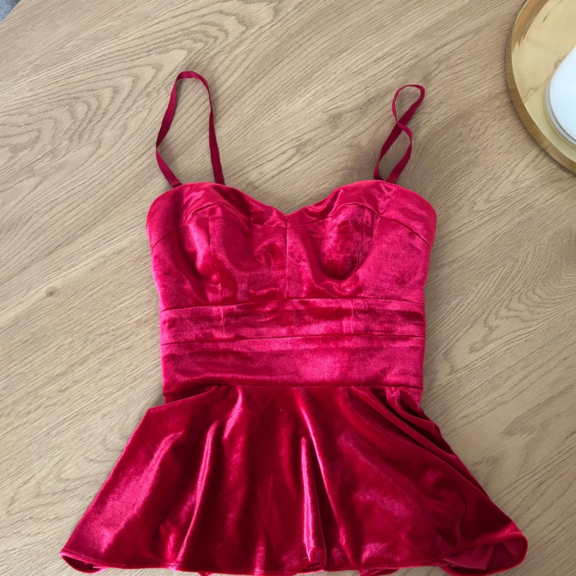 Röd sammetstopp med peplum från Guess