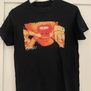 Tröja med tryck - Säljer denna tröja från night addict med tryck på