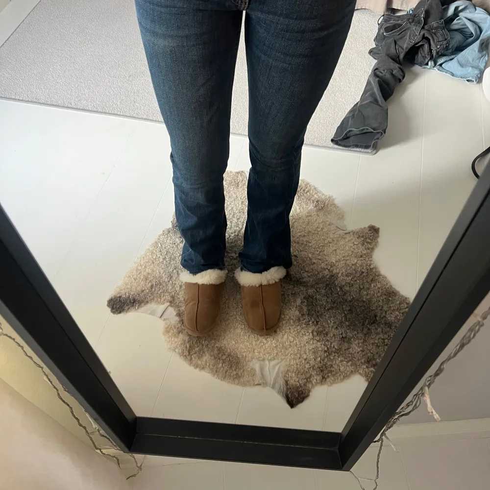 Säljer ett par snygga blå jeans med bootcut. Inga defekter 💞💞Dom är i XS Low . Farkut & Housut.