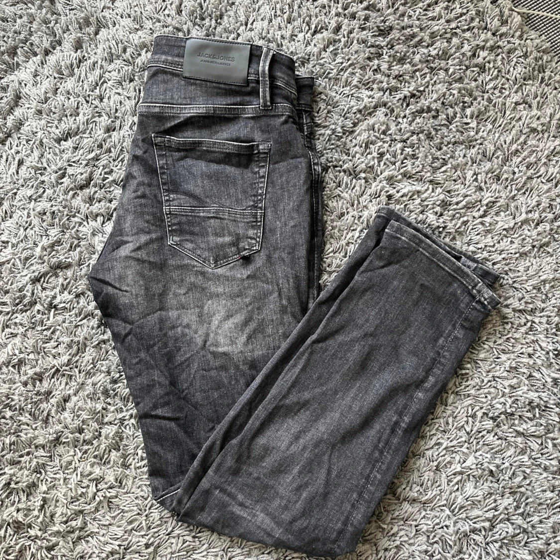 Urtvättade svarta jeans från Jack & Jones - 2