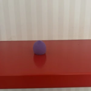 Lila beautyblender - En lila beautyblender perfekt för att applicera foundation och concealer jämnt. Den äggformade designen gör det enkelt att nå alla ansiktskonturer för en felfri finish.