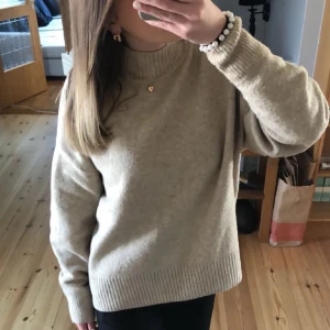 Stickad tröja - Mysig stickad tröja i storlek S men lite oversized så passar även M☺️