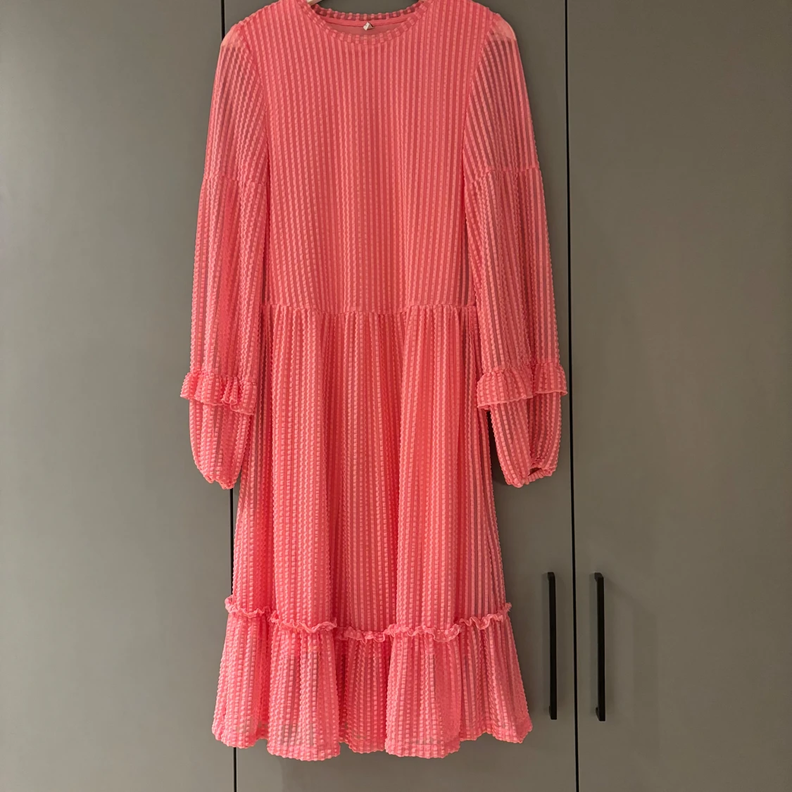 Rosa långklänning med volangdetaljer