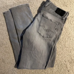 Replay Anbass jeans  - Schysta Replay jeans som är i toppskick inga defekter mm, riktigt snygga och fräscha hör av dig via frågor eller funderingar, MVH Gotelaborgresell 