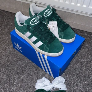 Gröna Adidas Campus - Tja! Säljer dessa helt nya skor pga att de inte passade, lådan och skosnörena tillkommer, hör av er vid frågor.