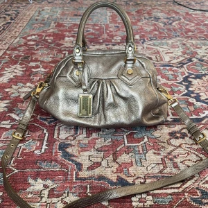 Metallic Marc jacobs väska  - Så snygg och unik Marc jacobs väska ifrån classic q kollektinen i jättefint skick! Unik cool färg. Kommer med dustbag och avtagbart axelband. Måtten är ca 35x25x15cm. 