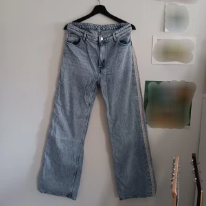 Monkijeans - Jeans från Monki i modellen Yoko. Highwaist! Påsydd strass och broderi, men kommer självlkart ta bort de vid försäljning om så önskas! Hela och rena🌻 [bara att skriva om frågor eller fler bilder!]