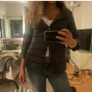 Sjuuukktt snygg rekvartsärmad jacka som liknar den från Herno😍 Skicka prisförslag🫶(det är samma jacka på bilderna bara olika ljus!)