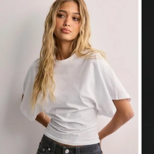 Vit tröja - Säljer denna tröja från Nelly, använd en gång och säljer för den inte passar min stil