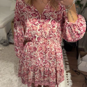 Blommig klänning med volangdetaljer - Säljer en söt blommig klänning i rosa från zara. Helt ny med prislappen kvar! Nypris 400. Storlek M men passar även S