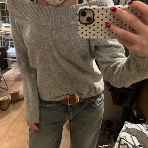 Grå offshoulder tröja - Säljer en mysig grå offshoulder tröja med långa ärmar! Använt max 3 gånger, passar S-M. Superskön och passar till alllt