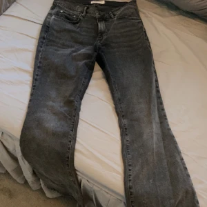 Mörk gråa jeans - Snygga mörk gråa jeans med en klassisk design. De har en rak passform och är perfekta för en avslappnad stil. Jeansen har fem fickor och en knappgylf.