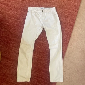Vita byxor från Zara - Snygga vita slim byxor från Zara. Jättebra skick. Storlek 38.