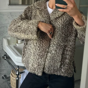 Vintage pälsjacka  - En tunnare päls jacka i får köpt secondhand så ser ingen märke i jackan tyvärr. Passar S