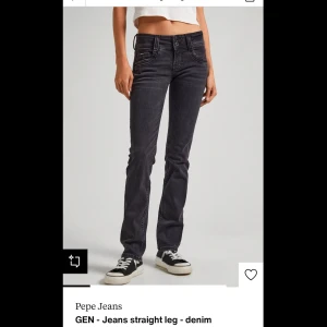 Lågmidjade jeans från Pepe Jeans - Säljer nu dessa snygga jeans med låg midja från Pepe Jeans med straight leg. Från Zalando men helt slutsålda, Storlek 28x32, använda några gånger och har inga defekter💓nypris 999kr, pris kan diskuteras!