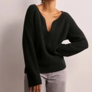 Svart stickad tröja från Nelly - Säljer en stilren svart stickad tröja från Nelly. Tröjan har en v-ringad design och långa ärmar, perfekt för vardag men även festligare tillfällen. Passar perfekt till jeans eller kjol! 🤍