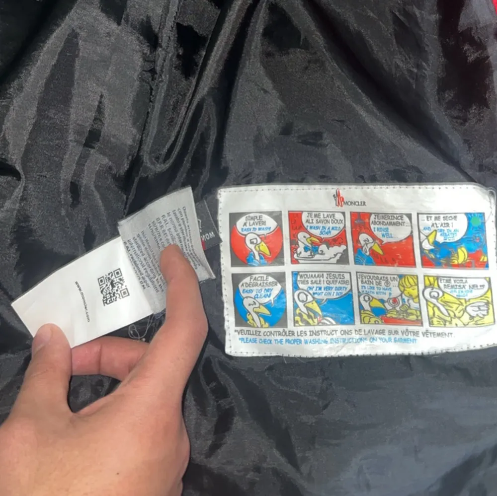 Moncler röd väst har använt i bara 1 månad. T-paidat.