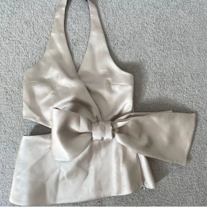 zara blus - Helt ny, säljer då den tyvärr inte passar mig😓finns inte att köpa längre, väldigt efterfrågad🥰 den kostar 399kr men säljer för ett schyyyysst pris🌸