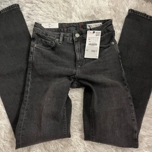 Zara jeans  - Lowwaist bootcut jeans från zara som är helt nya med prislappen kvar, aldrig använda! Jättefin grå färg som går åt det svarta håller och passar perfekt nu i höst. Säljer pga att de inte passar, köpta för 400kr.💞