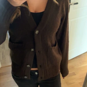 brun kofta  - Perfekt nu till hösten 💕💕💕 jättemysig Pris kan diskuteras 