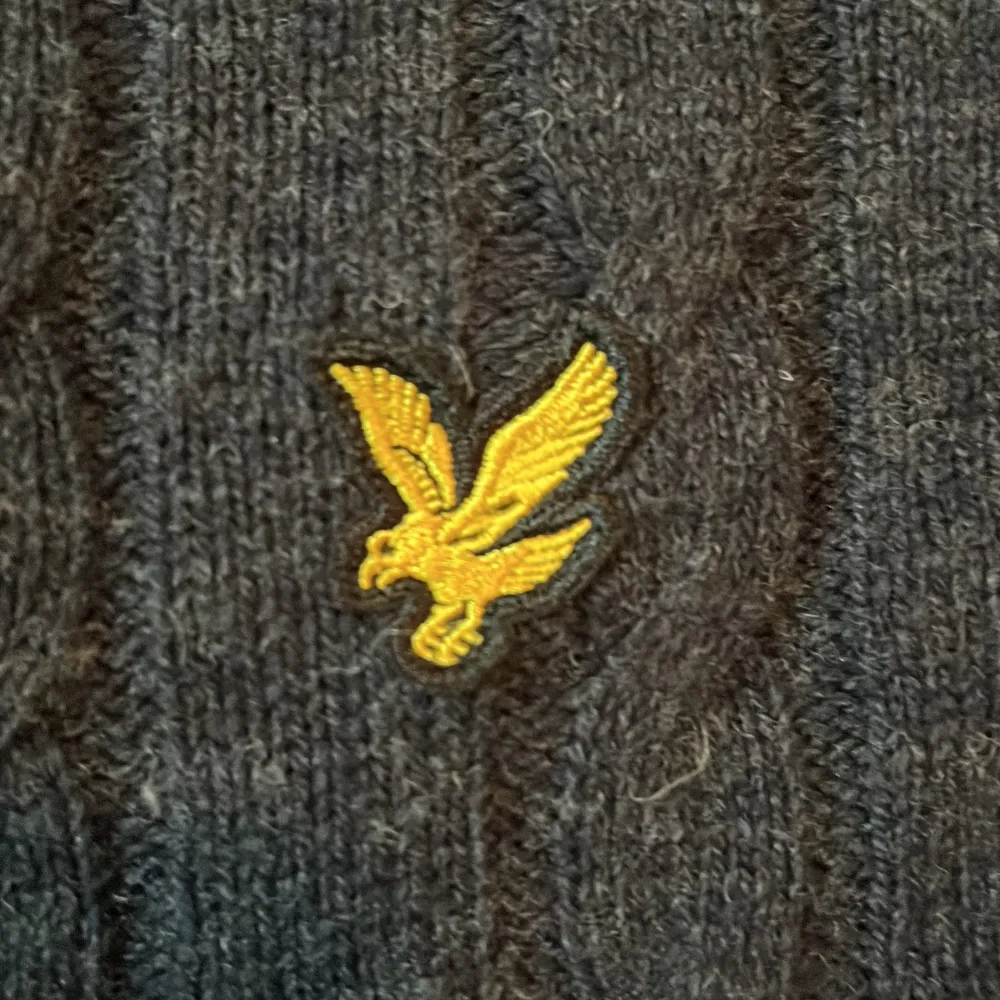 Säljer nu denna kabelstickade lyle & scott tröjan i storlek L men passar även M. Jätte fint skick och iprincip helt ny. Ny pris 900. Hör av er vid intresse eller frågor!. Tröjor & Koftor.