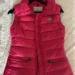 Rosa Moncler  - XS, använd nån gång. Ser helt ny ut. Pris kan diskuteras 