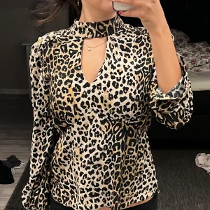 Leopard mönstrad blouse  - Jätte fin blouse som jag har aldrig fått någon tillfälle att använda. Jätte fin leopard som är inne just nu 🐆 (om du vill prata storlek dma mig)
