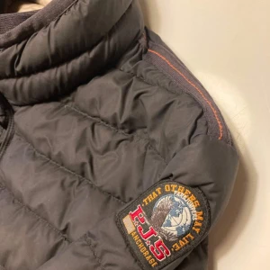 Parajumpers  - Lättviktsjacka i fint skick! Den är mörkgrå/svart/marinblå! Svår färg att beskriva, se mest svart ut!  Storlek XS