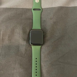 Appel Watch serie 7  - Appel Watch serie 7  GPS cellular   Använt 2 veckor  45mm  Alla tillbehör  Batteri hälsa 100 procent  Med alla tillbehör samt 2 armband   Storlek S-M-L