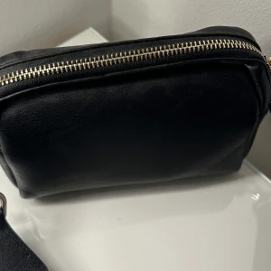 Axelbands väska - Säljer denna söta väskan, från Carin Wester. Svart med ett avtagbart tjockare axelband, en snygg och stilren väska 🌸