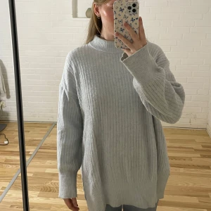 Ljusblå stickad tröja  - Lång stickad tröja med slits på sidorna i strl xs 