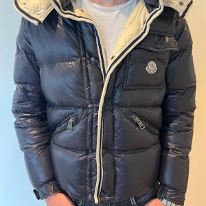 Moncler Branson Jacka - Säljer en Moncler Branson! Storlek 1/Small | Skick 9/10 | Cartoon har lossnat men fås med vid köp | Äktenhetsbevis finns | Pris 3299kr | Nypris 12 000kr | Förhandlingsbart pris!! | Hör av dig vid minsta fundering 🙌😀