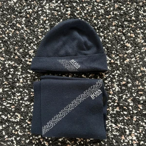 Boss sett  - Hej säljer min halsduk och mössa tillsammans som är en kollektion av boss. Mösan är använd men är fortfarande i bra skick, halsduken är nästan aldrig använd och den ser ny ut. Pris kan altid diskuteras vid snabb affär👍