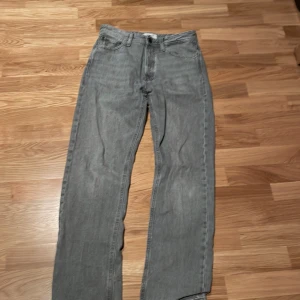 Grå jeans - Jack and Jones jeans skit snygga w28L30