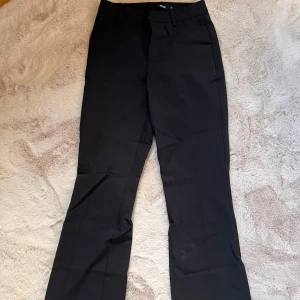 Kostymbyxor - Svarta kostymbyxor från Bik Bok. Storlek 36. Fint skick!