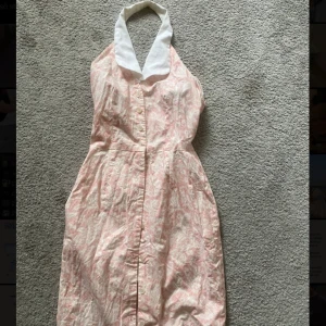 Retro klänning  - Superfin retro halterneckklänning. Väldigt 50-60-70-tal. Knappar hela vägen ner. Väldigt fint skick!