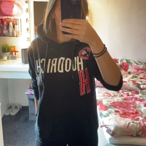Hoodrich - Jag säljer min svarta Hoodrich hoodie i storlek M då den aldrig kommer till användning. Hoodien är i bra skick, priset går även att diskutera. 