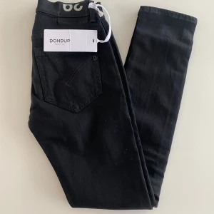 Dondup jeans - Säljer dessa sjukt trendiga och helt nya dondup jeans i modellen george. Skick 10/10 helt nya med tags kvar! Nypris ca 3000, säljs för 1049. Kom priv för fler bilder eller frågor!