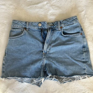 Jeans shorts - Superfina blå jeans shorts ifrån vero Moda. Har ett par likadana så därför behöver jag ej dessa. Kan posta eller mötas i Örebro 