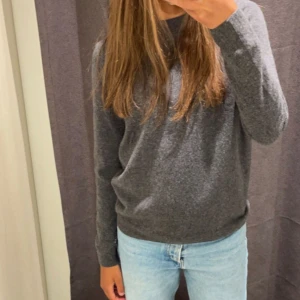 Stickad tröja - Stickad tröja i äkta merino ull, köpt på Åhléns för 1000 kr❣️