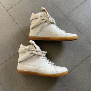 Maison margiela x hm skor - Asfeta maison marigela x hm skor. Riktigt fint skick på dem. Passar 42-43! För mer funderingar skriv gärna :) (pris går o diskutera)