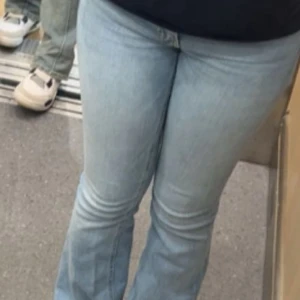 Ljusblå lågmidjade jeans - Säljer dessa jeans de då ej kommer till användning längre. De har lite slitningar längst ner på byxan pga att de är för långa på mig (jag är 161). Kom privat för fler bilder