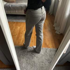 Fina lågmidjade jeans från Gina tricot, de är raka i modellen. Storlek 32, fint skick och nästan aldrig använda! 🌸 Tryck ej på köp nu!! 