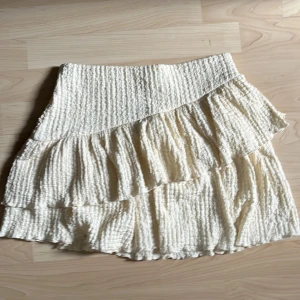 Beige volangkjol - Säljer min helt nya volangkjol från Gina tricot. Skriv privat för fler bilder. 