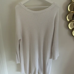 Stickad klänning - Vit stickad Klänning från Erica Kvams kollektion på Nakd