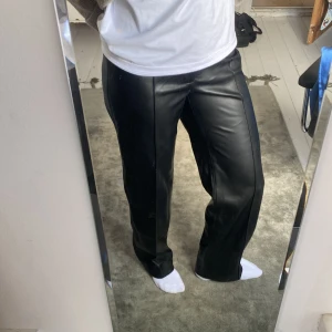 Skinnbyxor  - Helt oanvända byxor från Zara i skinnimitation. Innerbenslängden är 81 cm. 